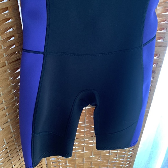 Mountain warehouse - shorty wetsuit 2.5/2mm - size US 4-6 - never been worn - Picture 3 of 6